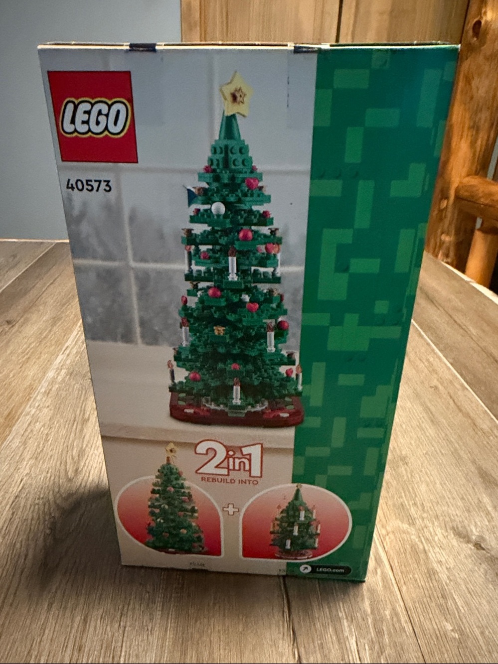 LEGO 40573 Christmas Tree set, which is a 784-piece seasonal building kit - Picture 4 of 6